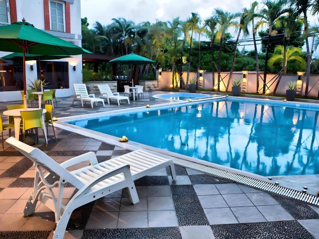 Country Heritage Resort Hotel Surabaya Exterior foto