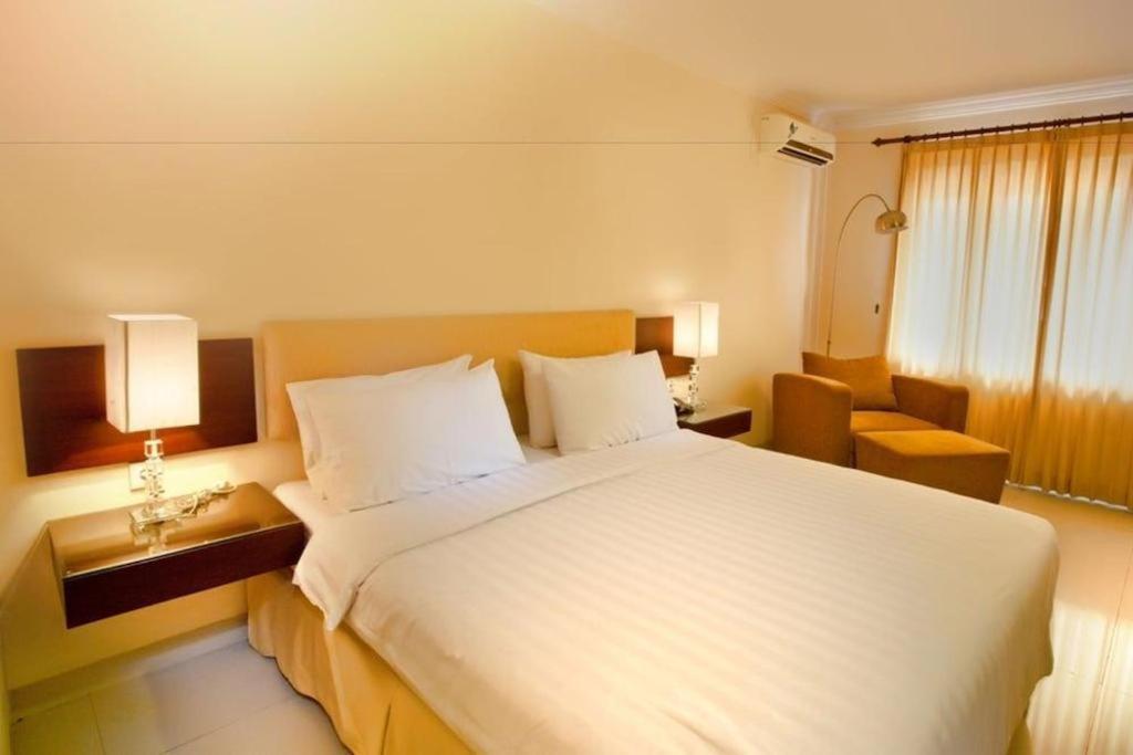 Country Heritage Resort Hotel Surabaya Exterior foto