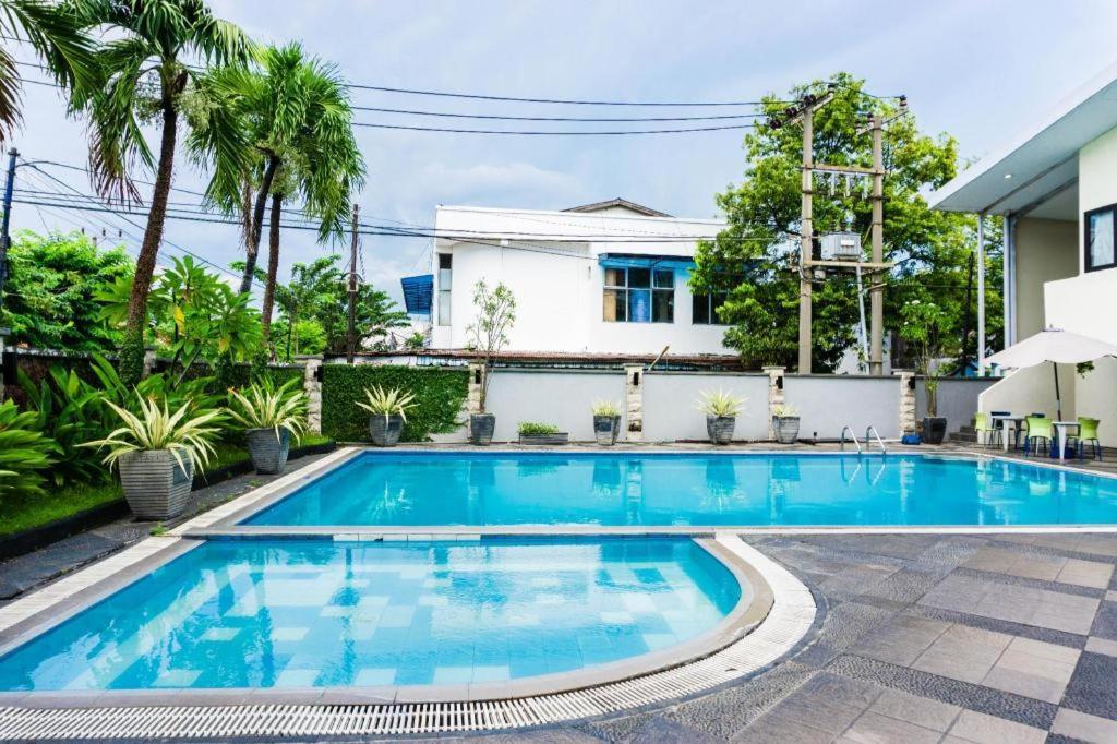 Country Heritage Resort Hotel Surabaya Exterior foto