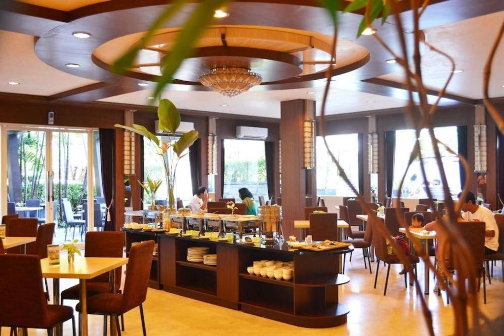 Country Heritage Resort Hotel Surabaya Exterior foto