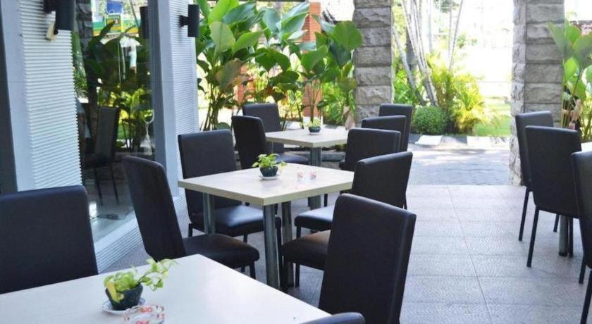 Country Heritage Resort Hotel Surabaya Exterior foto