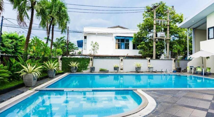 Country Heritage Resort Hotel Surabaya Exterior foto
