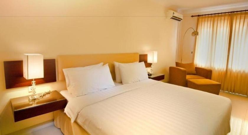 Country Heritage Resort Hotel Surabaya Exterior foto